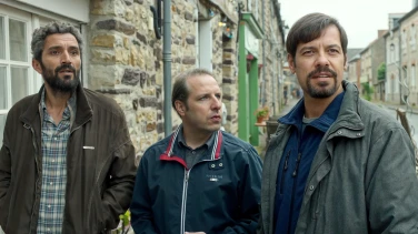 Les barbares film trailer button