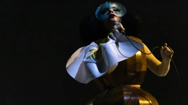 Björk: Cornucopia film trailer button