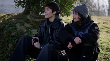 Between Dreams and Hope film trailer button