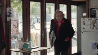 Sur l'Adamant film trailer button