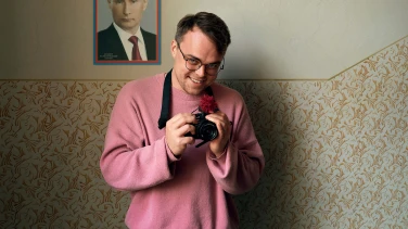 Mr. Nobody Against Putin film trailer button