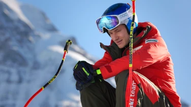 Downhill Skiers film trailer button