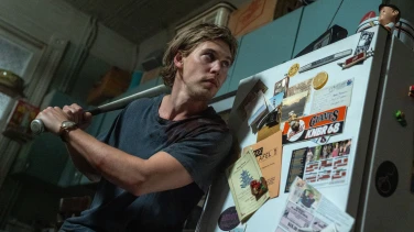 Caught Stealing film trailer button