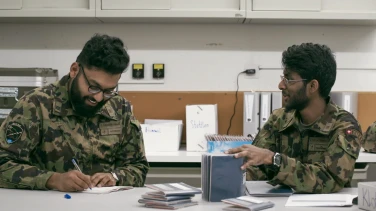 Echte Schweizer film trailer button