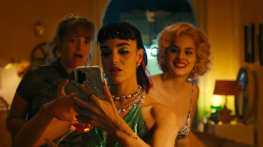 Les femmes au balcon film trailer button