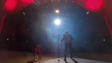 I Am a Comedian film trailer button