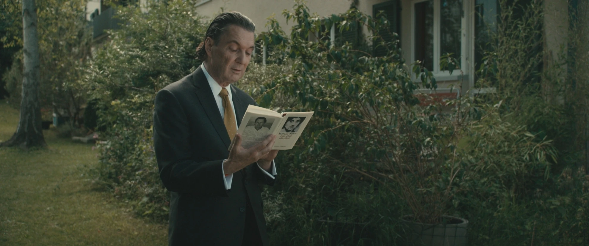 Alles über Martin Suter. Ausser die Wahrheit. hero banner image placeholder