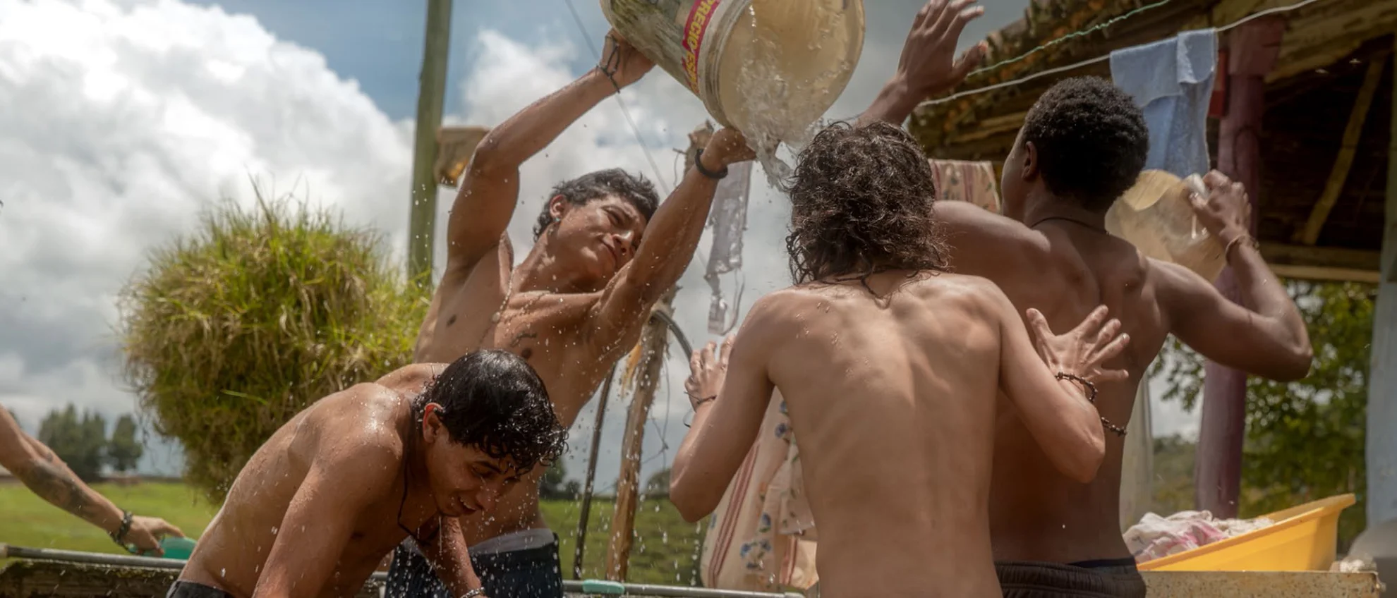 Los reyes del mundo hero banner image